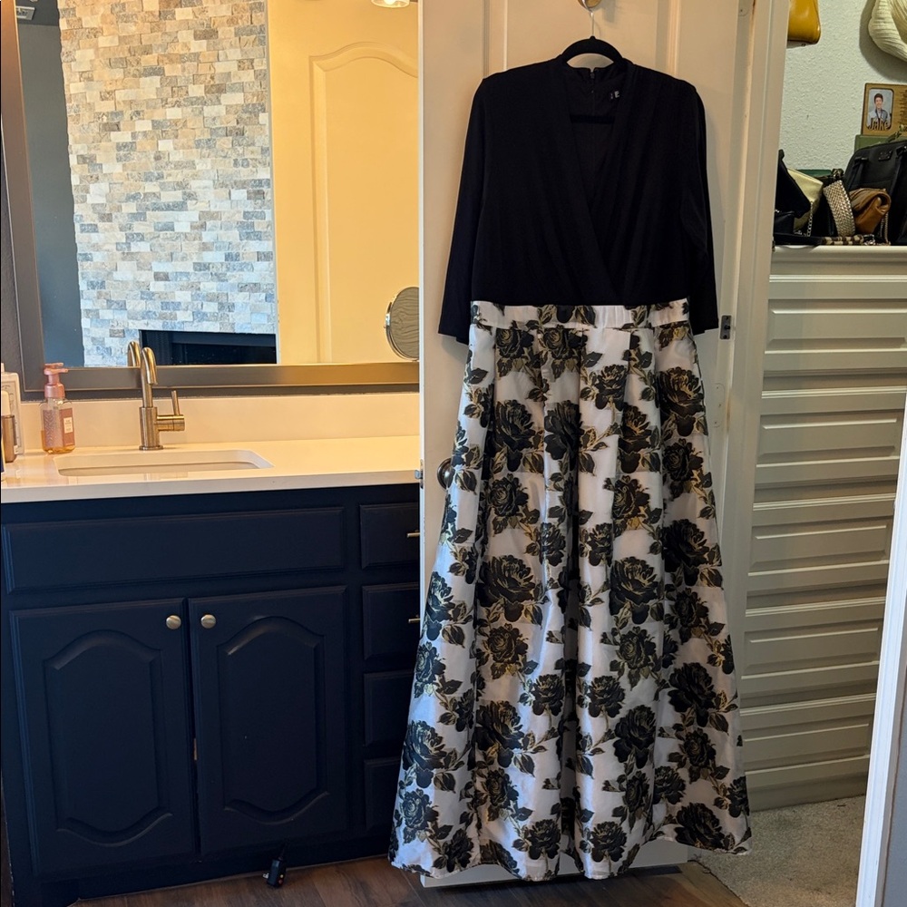 Leslie Fay Black and Gold Floral A-Line Skirt